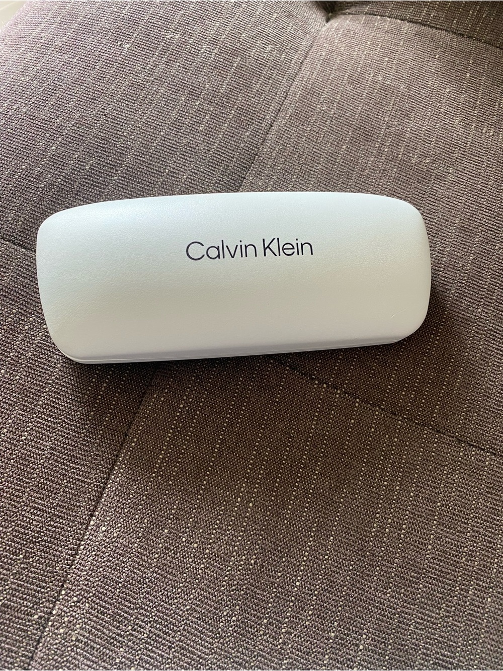 AUTHENTIC - CALVIN KLEIN - WHITE - CLAMSHELL- HARD EYEGLASS FELT LINED CASE